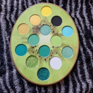 🥝 Dede’s Signature x Danielle Nekole – “Kiwi Dream” Eyeshadow Palette